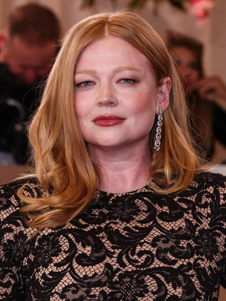 Özel yapım Patou giyen Sarah Snook, 11 Ocak 2026 'da Beverly Hilton Oteli' nde düzenlenen 83..