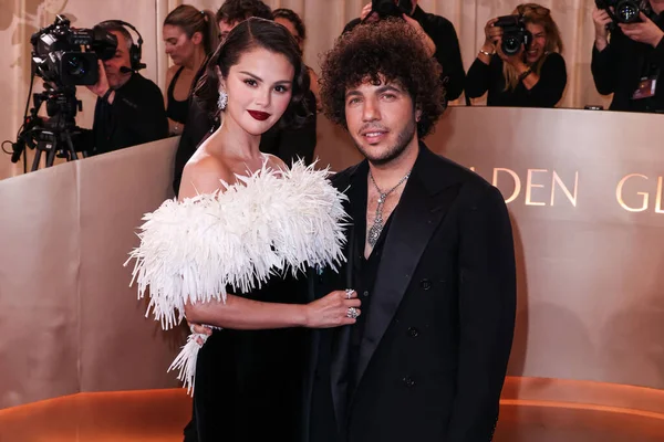 Chanel giyen Selena Gomez ve Jacob and Co. Elmas Butik Timepiece giyen kocası Benny Blanco, 11 Ocak 2026 'da Beverly Hilton Hotel' de düzenlenen 83.