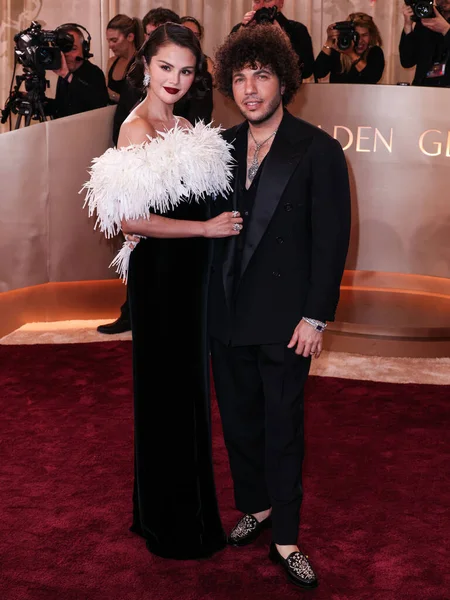 Chanel giyen Selena Gomez ve Jacob and Co. Elmas Butik Timepiece giyen kocası Benny Blanco, 11 Ocak 2026 'da Beverly Hilton Hotel' de düzenlenen 83.