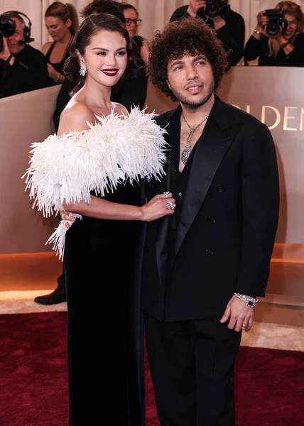Chanel giyen Selena Gomez ve Jacob and Co. Elmas Butik Timepiece giyen kocası Benny Blanco, 11 Ocak 2026 'da Beverly Hilton Hotel' de düzenlenen 83.