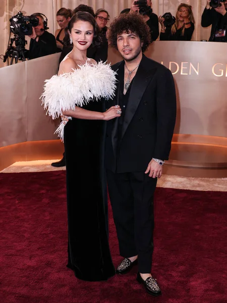 Chanel giyen Selena Gomez ve Jacob and Co. Elmas Butik Timepiece giyen kocası Benny Blanco, 11 Ocak 2026 'da Beverly Hilton Hotel' de düzenlenen 83.