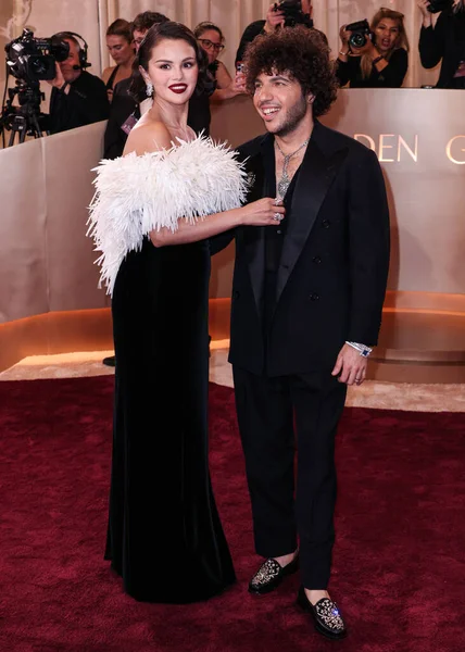 Chanel giyen Selena Gomez ve Jacob and Co. Elmas Butik Timepiece giyen kocası Benny Blanco, 11 Ocak 2026 'da Beverly Hilton Hotel' de düzenlenen 83.