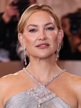 Kate Hudson Armani Prive elbisesi, Giuseppe Zanotti ayakkabıları, Jimmy Choo debriyajı ve Garatti mücevherleri ile 11 Ocak 2026 'da Beverly Hills, Los Angeles, Kaliforniya' da düzenlenen 83.