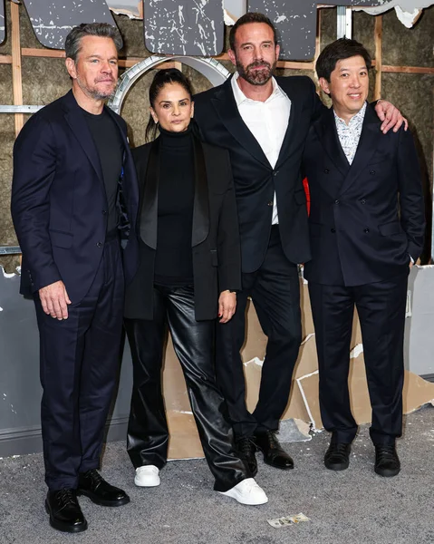 Matt Damon Luca Faloni kostümü, Bela Bajaria, Ben Affleck ve Dan Lin, 13 Ocak 2026 'da Manhattan, New York' ta bulunan Lincoln Center for the Performing Arts 'daki Alice Tully Hall' da düzenlenen Netflix 'in' The Rip 'adlı filminin New York galasına geldiler.