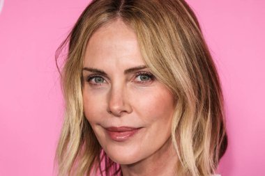 Givenchy 'yi giyen Charlize Theron, 15 Ocak 2026' da Kuzey Hollywood, Los Angeles 'ta bulunan Televizyon Sanatları ve Bilimleri Akademisi' ndeki Wolf Theatre 'da düzenlenen 2.