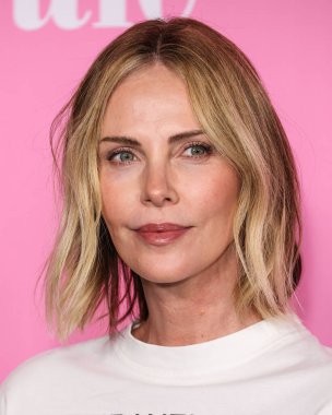 Givenchy 'yi giyen Charlize Theron, 15 Ocak 2026' da Kuzey Hollywood, Los Angeles 'ta bulunan Televizyon Sanatları ve Bilimleri Akademisi' ndeki Wolf Theatre 'da düzenlenen 2.