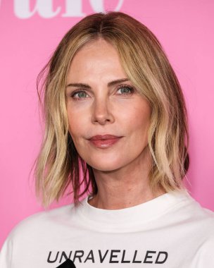 Givenchy 'yi giyen Charlize Theron, 15 Ocak 2026' da Kuzey Hollywood, Los Angeles 'ta bulunan Televizyon Sanatları ve Bilimleri Akademisi' ndeki Wolf Theatre 'da düzenlenen 2.