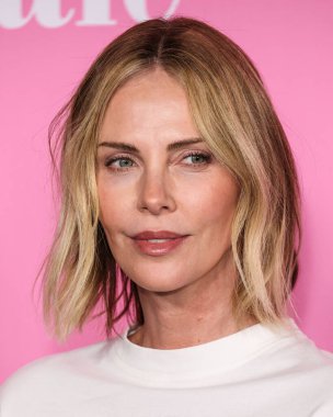 Givenchy 'yi giyen Charlize Theron, 15 Ocak 2026' da Kuzey Hollywood, Los Angeles 'ta bulunan Televizyon Sanatları ve Bilimleri Akademisi' ndeki Wolf Theatre 'da düzenlenen 2.