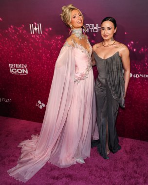 Tony Ward ve Demi Lovato 'yu giyen Paris Hilton, 20 Ocak 2026' da Beverly Grove, Los Angeles, Kaliforniya, ABD 'de düzenlenen CJ 4DPLEX' in Sonsuz Simgesi: A Visual Memoir 'a ulaştı..