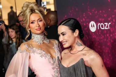 Tony Ward ve Demi Lovato 'yu giyen Paris Hilton, 20 Ocak 2026' da Beverly Grove, Los Angeles, Kaliforniya, ABD 'de düzenlenen CJ 4DPLEX' in Sonsuz Simgesi: A Visual Memoir 'a ulaştı..