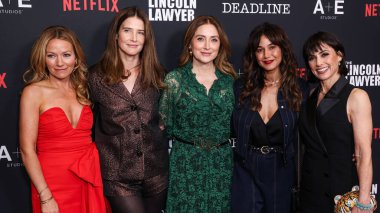 Becki Newton, Cobie Smulders, Sasha Alexander, Emmanuelle Chriqui ve Constance Zimmer Netflix 'in ve A + E Stüdyolarının Los Angeles galasına geldiler.