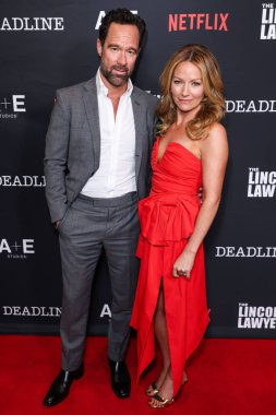 Chris Diamantopoulos ve Becki Newton, 28 Ocak 2026 'da Los Angeles, Kaliforniya' daki Penske Medya Şirketi 'nin (PMC) çatı katındaki Netflix ve A + E Stüdyoları' nın 4.sezonuna geldiler.