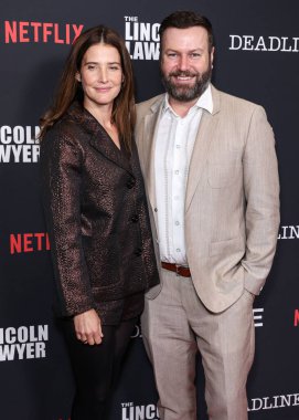 Cobie Smulders ve kocası Taran Killam, 28 Ocak 2026 'da Los Angeles, Kaliforniya' daki Penske Medya Şirketi 'nin (PMC) çatı katındaki Netflix ve A + E Studios' un A + E Stüdyoları 'nın 4. sezonuna geldiler.