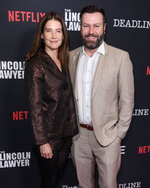Cobie Smulders ve kocası Taran Killam, 28 Ocak 2026 'da Los Angeles, Kaliforniya' daki Penske Medya Şirketi 'nin (PMC) çatı katındaki Netflix ve A + E Studios' un A + E Stüdyoları 'nın 4. sezonuna geldiler.