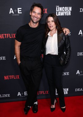 Manuel Garcia-Rulfo ve Neve Campbell, 28 Ocak 2026 'da Los Angeles, Kaliforniya' daki Penske Medya Şirketi 'nin (PMC) çatı katındaki Netflix ve A + E Studios' un A + E Stüdyoları 'nın 4. sezonuna geldiler.