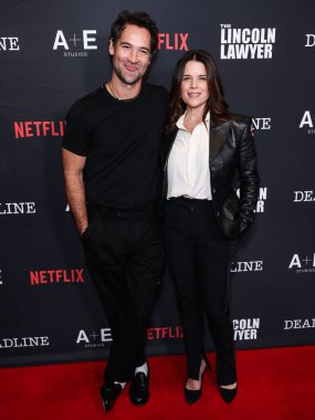 Manuel Garcia-Rulfo ve Neve Campbell, 28 Ocak 2026 'da Los Angeles, Kaliforniya' daki Penske Medya Şirketi 'nin (PMC) çatı katındaki Netflix ve A + E Studios' un A + E Stüdyoları 'nın 4. sezonuna geldiler.
