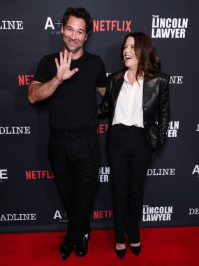 Manuel Garcia-Rulfo ve Neve Campbell, 28 Ocak 2026 'da Los Angeles, Kaliforniya' daki Penske Medya Şirketi 'nin (PMC) çatı katındaki Netflix ve A + E Studios' un A + E Stüdyoları 'nın 4. sezonuna geldiler.