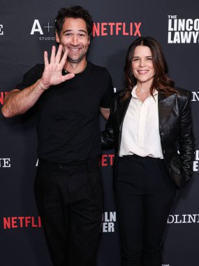 Manuel Garcia-Rulfo ve Neve Campbell, 28 Ocak 2026 'da Los Angeles, Kaliforniya' daki Penske Medya Şirketi 'nin (PMC) çatı katındaki Netflix ve A + E Studios' un A + E Stüdyoları 'nın 4. sezonuna geldiler.