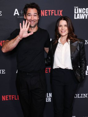 Manuel Garcia-Rulfo ve Neve Campbell, 28 Ocak 2026 'da Los Angeles, Kaliforniya' daki Penske Medya Şirketi 'nin (PMC) çatı katındaki Netflix ve A + E Studios' un A + E Stüdyoları 'nın 4. sezonuna geldiler.