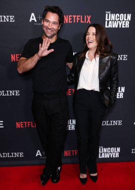 Manuel Garcia-Rulfo ve Neve Campbell, 28 Ocak 2026 'da Los Angeles, Kaliforniya' daki Penske Medya Şirketi 'nin (PMC) çatı katındaki Netflix ve A + E Studios' un A + E Stüdyoları 'nın 4. sezonuna geldiler.