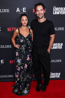 Paula Garces ve Manuel Garcia-Rulfo, Los Angeles Netflix 'in ve A + E Stüdyolarının Los Angeles Premiere of Netflix ve A + E Stüdyoları' nın 'The Lincoln Lawyer' 4. sezonuna 28 Ocak 2026 'da Penske Medya Kurumu (PMC) Terası' nda ulaştı.