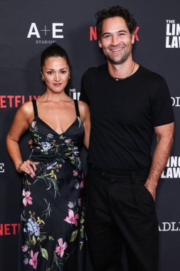 Paula Garces ve Manuel Garcia-Rulfo, Los Angeles Netflix 'in ve A + E Stüdyolarının Los Angeles Premiere of Netflix ve A + E Stüdyoları' nın 'The Lincoln Lawyer' 4. sezonuna 28 Ocak 2026 'da Penske Medya Kurumu (PMC) Terası' nda ulaştı.