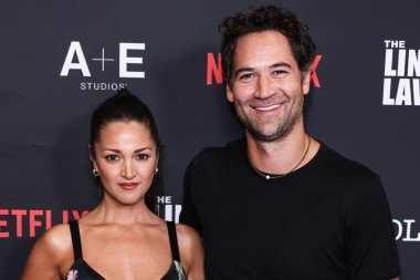 Paula Garces ve Manuel Garcia-Rulfo, Los Angeles Netflix 'in ve A + E Stüdyolarının Los Angeles Premiere of Netflix ve A + E Stüdyoları' nın 'The Lincoln Lawyer' 4. sezonuna 28 Ocak 2026 'da Penske Medya Kurumu (PMC) Terası' nda ulaştı.