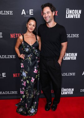 Paula Garces ve Manuel Garcia-Rulfo, Los Angeles Netflix 'in ve A + E Stüdyolarının Los Angeles Premiere of Netflix ve A + E Stüdyoları' nın 'The Lincoln Lawyer' 4. sezonuna 28 Ocak 2026 'da Penske Medya Kurumu (PMC) Terası' nda ulaştı.