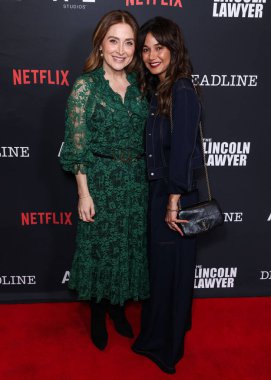 Sasha Alexander ve Emmanuelle Chriqui Netflix 'in ve A + E Stüdyolarının Los Angeles Premiere of Netflix ve A + E Stüdyoları' nın 'The Lincoln Lawyer' 4. sezonuna 28 Ocak 2026 'da Penske Medya Kurumu (PMC) Terası' nda geldiler.