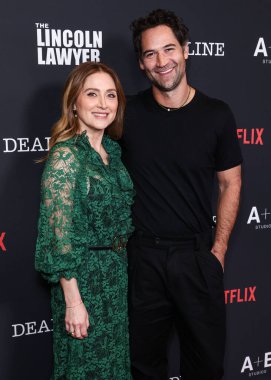 Sasha Alexander ve Emmanuelle Chriqui Netflix 'in ve A + E Stüdyolarının Los Angeles Premiere of Netflix ve A + E Stüdyoları' nın 'The Lincoln Lawyer' 4. sezonuna 28 Ocak 2026 'da Penske Medya Kurumu (PMC) Terası' nda geldiler.