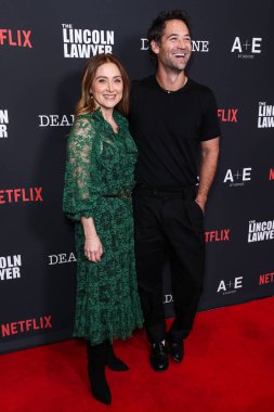 Sasha Alexander ve Emmanuelle Chriqui Netflix 'in ve A + E Stüdyolarının Los Angeles Premiere of Netflix ve A + E Stüdyoları' nın 'The Lincoln Lawyer' 4. sezonuna 28 Ocak 2026 'da Penske Medya Kurumu (PMC) Terası' nda geldiler.