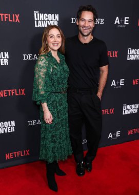 Sasha Alexander ve Emmanuelle Chriqui Netflix 'in ve A + E Stüdyolarının Los Angeles Premiere of Netflix ve A + E Stüdyoları' nın 'The Lincoln Lawyer' 4. sezonuna 28 Ocak 2026 'da Penske Medya Kurumu (PMC) Terası' nda geldiler.