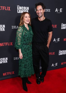 Sasha Alexander ve Manuel Garcia-Rulfo, Los Angeles Netflix 'in ve A + E Studios' un 'The Lincoln Lawyer' 4. sezonunun galasına 28 Ocak 2026 'da Los Angeles, Kaliforniya, ABD' deki Penske Medya Şirketi 'nin (PMC) çatı terasında geldiler.