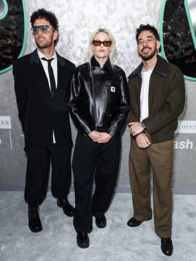 Linkin Park 'tan Colin Brittain, Emily Armstrong ve Mike Shinoda, 29 Ocak 2026' da Hollywood, Los Angeles, Kaliforniya 'da düzenlenen Warner Music Group Grammy Ödülleri Partisi 2026' ya (68. Grammy Ödülleri) geldiler.