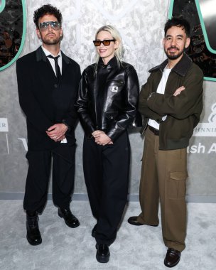 Linkin Park 'tan Colin Brittain, Emily Armstrong ve Mike Shinoda, 29 Ocak 2026' da Hollywood, Los Angeles, Kaliforniya 'da düzenlenen Warner Music Group Grammy Ödülleri Partisi 2026' ya (68. Grammy Ödülleri) geldiler.