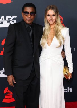 Babyface ve Rika Tischendorf, Los Angeles Kongre Merkezi Güney Salonu 'nda 30 Ocak 2026 tarihinde düzenlenen Mariah Carey onuruna düzenlenen MusiCares 2026' ya geldiler..