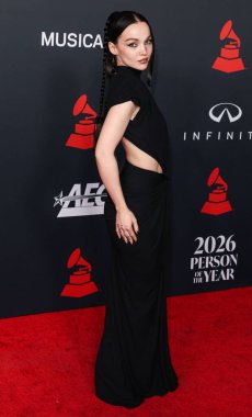 Zuhair Murad elbisesi giyen güvercin Cameron, 30 Ocak 2026 'da Los Angeles Kongre Merkezi Güney Salonu' nda düzenlenen Mariah Carey onuruna düzenlenen MusiCares 2026 'ya ulaştı..