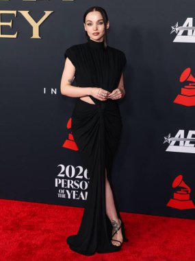 Zuhair Murad elbisesi giyen güvercin Cameron, 30 Ocak 2026 'da Los Angeles Kongre Merkezi Güney Salonu' nda düzenlenen Mariah Carey onuruna düzenlenen MusiCares 2026 'ya ulaştı..