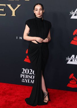 Zuhair Murad elbisesi giyen güvercin Cameron, 30 Ocak 2026 'da Los Angeles Kongre Merkezi Güney Salonu' nda düzenlenen Mariah Carey onuruna düzenlenen MusiCares 2026 'ya ulaştı..