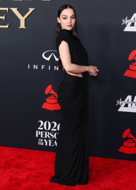 Zuhair Murad elbisesi giyen güvercin Cameron, 30 Ocak 2026 'da Los Angeles Kongre Merkezi Güney Salonu' nda düzenlenen Mariah Carey onuruna düzenlenen MusiCares 2026 'ya ulaştı..