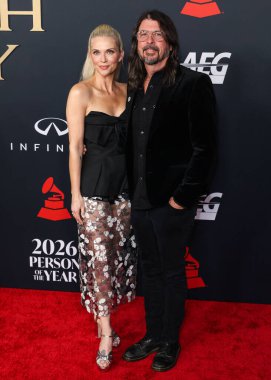 Foo Fighters 'dan Jordyn Blum ve Dave Grohl, 30 Ocak 2026' da Los Angeles Kongre Merkezi 'nde düzenlenen Mariah Carey onuruna düzenlenen MusiCares 2026 yılına geldiler..
