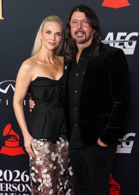 Foo Fighters 'dan Jordyn Blum ve Dave Grohl, 30 Ocak 2026' da Los Angeles Kongre Merkezi 'nde düzenlenen Mariah Carey onuruna düzenlenen MusiCares 2026 yılına geldiler..
