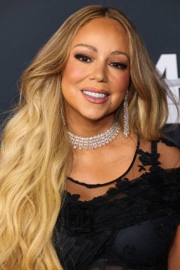 Mariah Carey 'in üzerinde Prada, Leviev Elmas mücevheri, Etho Maria mücevheri, 30 Ocak 2026' da Los Angeles Kongre Merkezi Güney Salonu 'nda düzenlenen Mariah Carey onuruna düzenlenen MusiCares 2026' ya ulaştı.