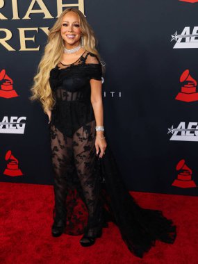 Mariah Carey 'in üzerinde Prada, Leviev Elmas mücevheri, Etho Maria mücevheri, 30 Ocak 2026' da Los Angeles Kongre Merkezi Güney Salonu 'nda düzenlenen Mariah Carey onuruna düzenlenen MusiCares 2026' ya ulaştı.