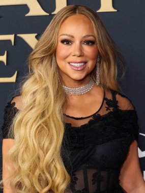 Mariah Carey 'in üzerinde Prada, Leviev Elmas mücevheri, Etho Maria mücevheri, 30 Ocak 2026' da Los Angeles Kongre Merkezi Güney Salonu 'nda düzenlenen Mariah Carey onuruna düzenlenen MusiCares 2026' ya ulaştı.