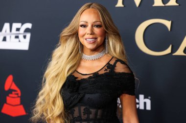 Mariah Carey 'in üzerinde Prada, Leviev Elmas mücevheri, Etho Maria mücevheri, 30 Ocak 2026' da Los Angeles Kongre Merkezi Güney Salonu 'nda düzenlenen Mariah Carey onuruna düzenlenen MusiCares 2026' ya ulaştı.
