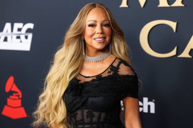 Mariah Carey 'in üzerinde Prada, Leviev Elmas mücevheri, Etho Maria mücevheri, 30 Ocak 2026' da Los Angeles Kongre Merkezi Güney Salonu 'nda düzenlenen Mariah Carey onuruna düzenlenen MusiCares 2026' ya ulaştı.