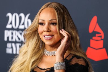 Mariah Carey 'in üzerinde Prada, Leviev Elmas mücevheri, Etho Maria mücevheri, 30 Ocak 2026' da Los Angeles Kongre Merkezi Güney Salonu 'nda düzenlenen Mariah Carey onuruna düzenlenen MusiCares 2026' ya ulaştı.