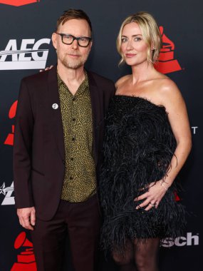 Foo Fighters 'dan Nate Mendel ve Kate Jackson, 30 Ocak 2026' da Los Angeles Kongre Merkezi Güney Salonu 'nda düzenlenen Mariah Carey onuruna düzenlenen MusiCares 2026' ya geldiler..