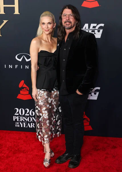 Foo Fighters 'dan Jordyn Blum ve Dave Grohl, 30 Ocak 2026' da Los Angeles Kongre Merkezi 'nde düzenlenen Mariah Carey onuruna düzenlenen MusiCares 2026 yılına geldiler..
